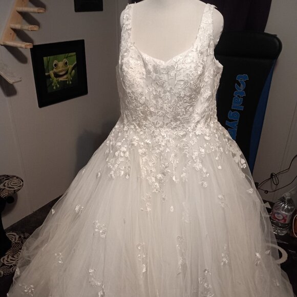 Dresses & Skirts - Gorgeous wedding dress NEW! size 20 / 24W Ivory A-line